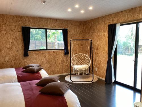 Un dormitorio con dos camas y una silla. en Sasebo - Cottage - Vacation STAY 71282v, en Sasebo