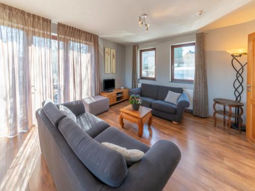 un salon avec un canapé et une table dans l'établissement Holiday Home in Borlon with Terrace, à Borlon