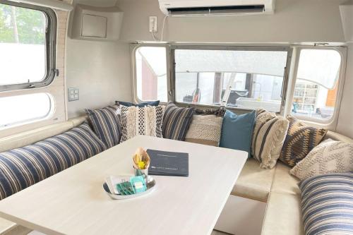 a living room with a couch and a table at LUCY RESORT - Vacation STAY 77594v in Kamigō