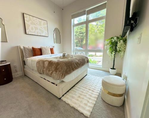 a bedroom with a bed and a large window at Irie Luxe in Atlanta