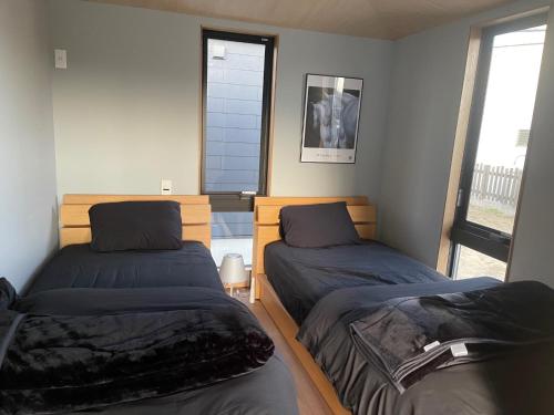 a bedroom with two beds and a window at HUCKLEBERRY GARDEN - Vacation STAY 94899v in Kujukuri