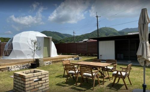 a backyard with a table and chairs and a domed tent at OLUOLU GLAMPING - Vacation STAY 84744v in Hirota