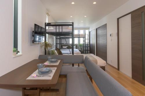 sala de estar con sofá y mesa de comedor en fuu No, 2 - Vacation STAY 85214v, en Fukuoka