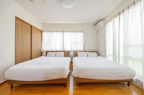 two twin beds in a room with a window at Itoshima - House - Vacation STAY 16267 in Itoshima