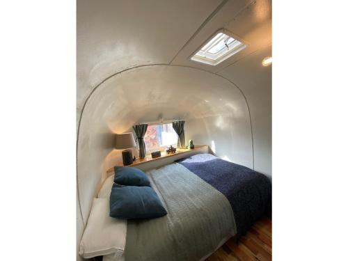 a bedroom with an arched ceiling and a bed with blue pillows at ANKR VILLAGE KUJUKURI PRIVATE CAMP - Vacation STAY 93638v in Sammu