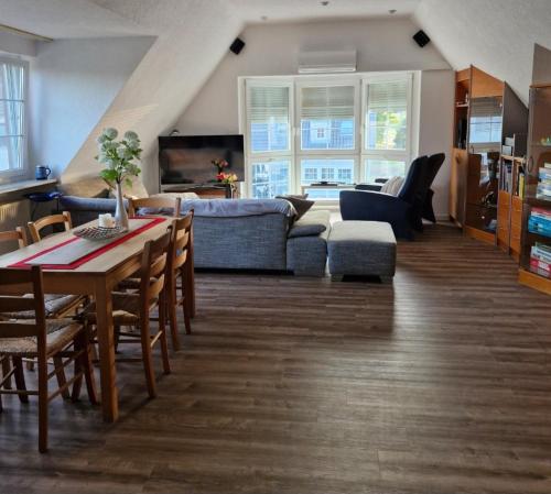 a living room with a table and a couch at MAIN Quartier in Kitzingen