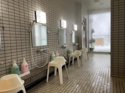 定山渓にあるFew Days Condominium Jozankei Room 302 - Vacation STAY 16313の洗面台と鏡が並んだバスルーム