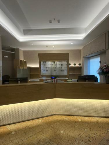 a large room with aasteryasteryasteryasteryasteryasteryasteryasteryasteryasteryastery at Abbazia Bed & Breakfast, MantegnaHotels in Mantova