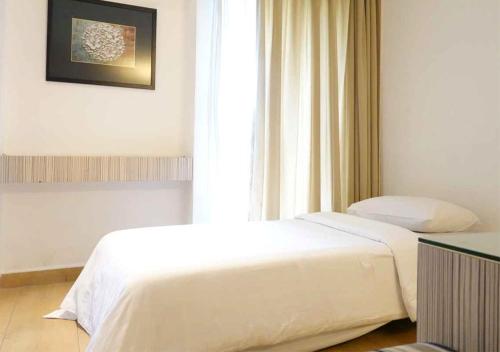 Postel nebo postele na pokoji v ubytování Hotel Wisata Niaga