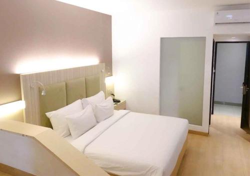 Postel nebo postele na pokoji v ubytování Hotel Wisata Niaga