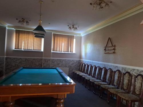 Meja biliard di Готель Золота Підкова Чупира