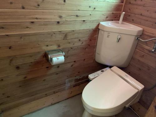 La salle de bains est pourvue de toilettes et de murs en bois. dans l'établissement Hatto Furusato no Mori - Vacation STAY 21069v, à Yamasaki