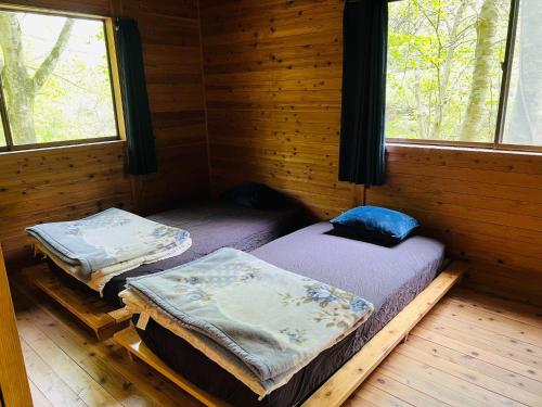 2 lits dans une cabane en rondins avec 2 fenêtres dans l'établissement Hatto Furusato no Mori - Vacation STAY 21069v, à Yamasaki
