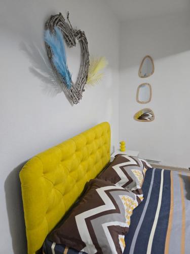 Ένα ή περισσότερα κρεβάτια σε δωμάτιο στο Blue4Yellow