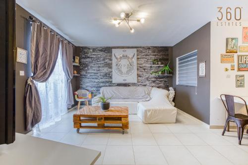 Posezení v ubytování Charming, fully equipped 2BR home with sea views by 360 Estates