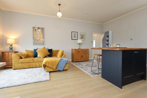 una sala de estar con un sofá y una mesa en Perfect Bridgend Stay: Comfort & Space!, en Bridgend