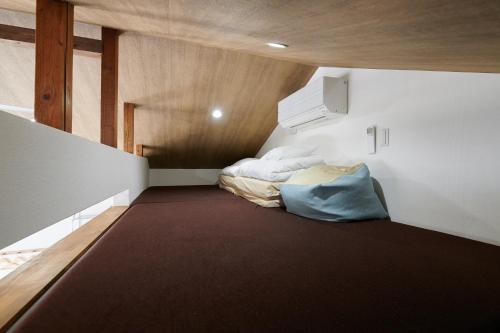 淡路市にあるRUSH Awajiso Guppy - Vacation STAY 28987vの小さな部屋で、角にベッドが1台あります。