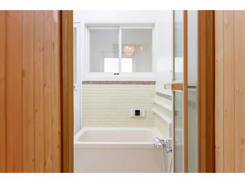 a bathroom with a bath tub and a window at MORIHAKU - Vacation STAY 34604v in Kutsukake
