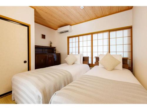 two beds sitting next to each other in a room at MORIHAKU - Vacation STAY 34604v in Kutsukake