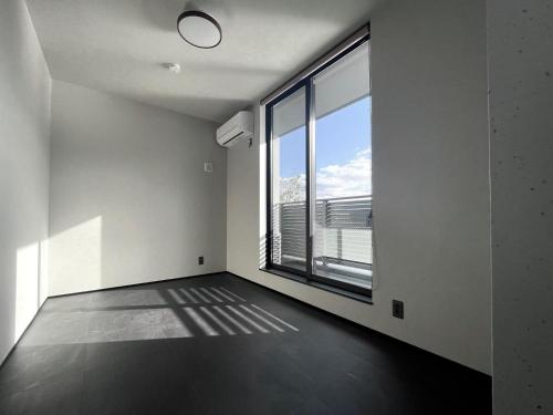 Habitación vacía con ventana grande con vistas en RE:VER Hojo - Vacation STAY 37337v, en Tateyama