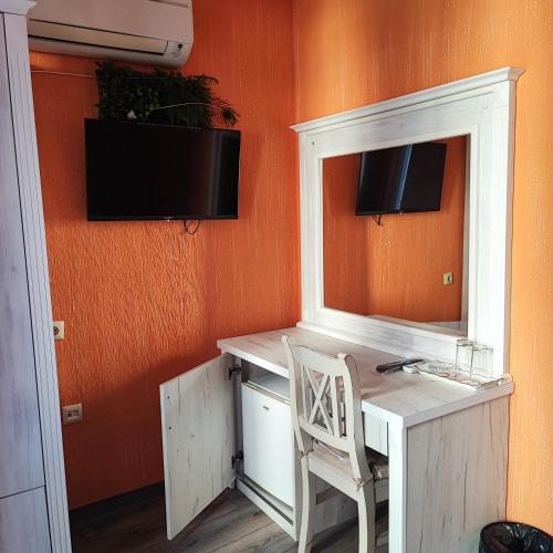 TV a/nebo společenská místnost v ubytování Family Hotel Paros