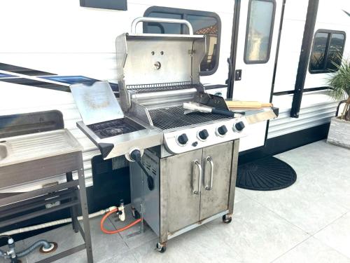 a grill sitting outside of a food truck at OCEAN FRONT TATEYAMA - Vacation STAY 61331v in Tateyama