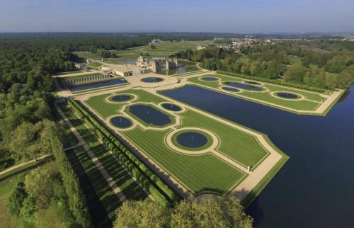 an aerial view of a park next to a body of water at Superbe studio Cosy pour une ESCAPADE au Coeur de Senlis-Idéal pour Couples Voyageurs & Professionnels in Senlis