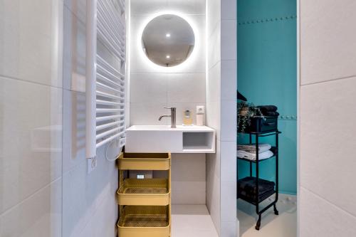 un baño con lavabo y espejo en Hotel Watertoren West, en Groninga