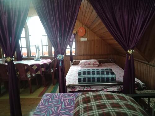 Ένα ή περισσότερα κρεβάτια σε δωμάτιο στο Rishikesh Homestay