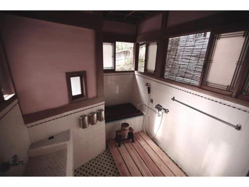 - une salle de bains avec un banc dans une chambre dotée de fenêtres dans l'établissement Maroya - Vacation STAY 16538, à Hamamatsu