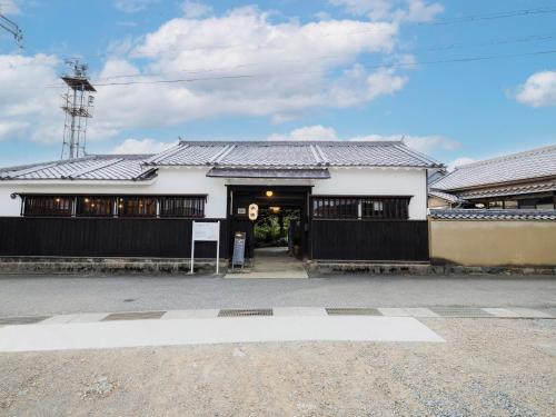 a white house with a gate and a building at Himeji Castle's inner sanctum 400-year-old - Vacation STAY 16474 in Fukusaki