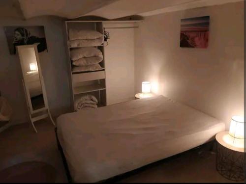 una camera da letto con un letto con due lampade e asciugamani di Appartement avec terrasse 100m plage a Berck-sur-Mer