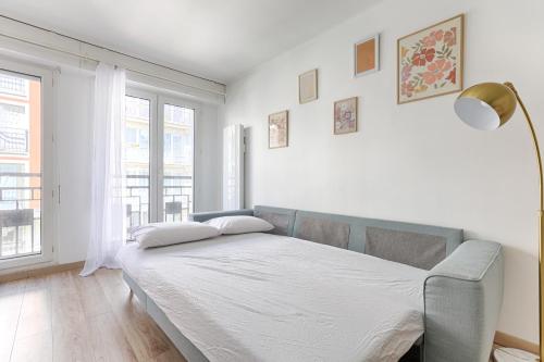 a bedroom with a bed and a large window at Superbe appartement pour 6P aux portes de Paris in Saint-Maurice