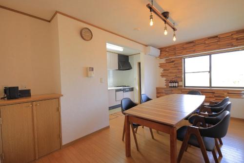 eine Küche und ein Esszimmer mit Tisch und Stühlen in der Unterkunft Garden House Kujukuri - Vacation STAY 44383v in Mobara