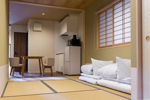 Una sala de estar con un sofá blanco y una mesa. en Zennichi - Vacation STAY 60303v, en Kioto