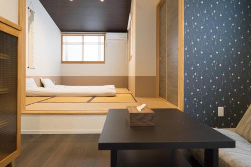 Una habitación con dos camas y una mesa dentro. en Zennichi - Vacation STAY 60315v, en Kioto
