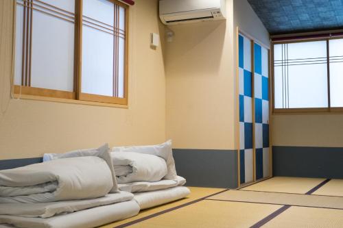 2 pilas de almohadas en una habitación con ventanas en Zennichi - Vacation STAY 60323v, en Kioto