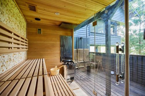 an empty room with a bench in a house at The No,10 Forest Haven Villa - Vacation STAY 67009v in Tatsutori