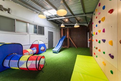 a room with a rock wall and a climbing wall at Gajumaru no niwa - Itoman - Vacation STAY 16759 in Itoman