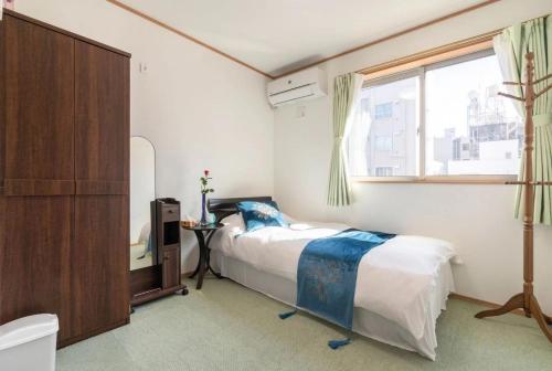 a bedroom with a bed and a window at Travel Palace Miyuki - Vacation STAY 16822 in Kawaguchi