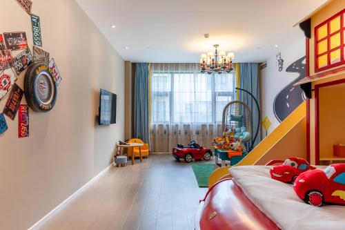 a room with a childs bedroom with a car theme at Shanghai Dixuan Junlan Resort Hotel in Shanghai