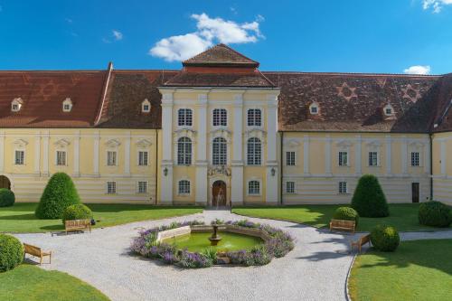 a large building with a fountain in the yard at Gästehaus Stift Altenburg 