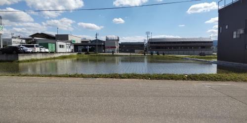 a large body of water on the side of a street at Sakura House - Vacation STAY 89133v in Tokamachi