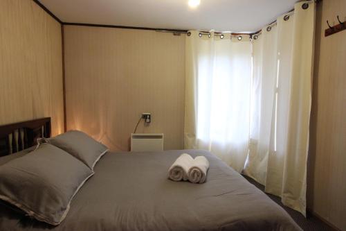 a bedroom with a bed with two towels on it at Pichipehuen in Malalcahuello
