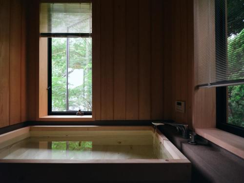 a bath tub in a bathroom with a window at Suikyoen - Vacation STAY 16642v in Kasumigaura