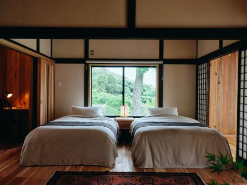 two beds in a room with a window at Suikyoen - Vacation STAY 16642v in Kasumigaura