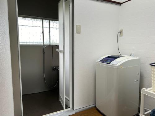 a laundry room with a washer and a window at Alupie m - Vacation STAY 97351v in Arao