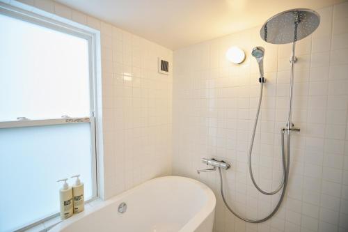 鴨川市にあるBungalow One - Vacation STAY 98273vのバスルーム(シャワー、トイレ、バスタブ付)