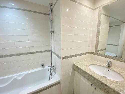 Cannes La Croisette - Studio face mer avec chambre cabine et balcon