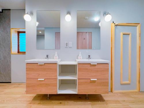 姫路市にあるWhole House Himeji - Vacation STAY 16009vの洗面台が2つと鏡があるバスルーム